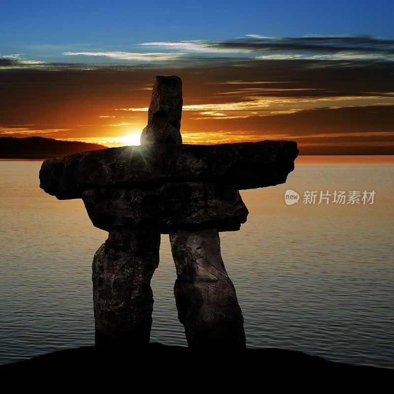 日落时分的XL inukshuk